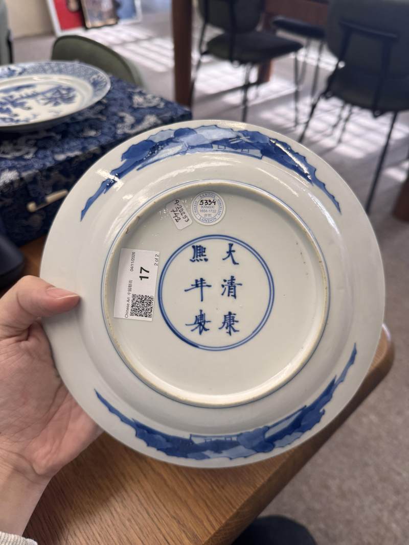 清康熙 青花仕女圖盤一對 《大清康熙年製》款 | Santos Collection | A pair of Chinese blue and white 'ladies' dishes, Qing dynasty, Kangxi mark and of the period - 图17