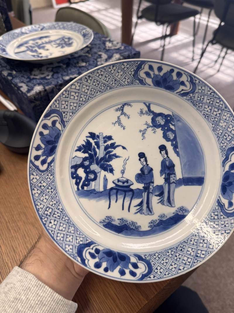 清康熙 青花仕女圖盤一對 《大清康熙年製》款 | Santos Collection | A pair of Chinese blue and white 'ladies' dishes, Qing dynasty, Kangxi mark and of the period - 图7