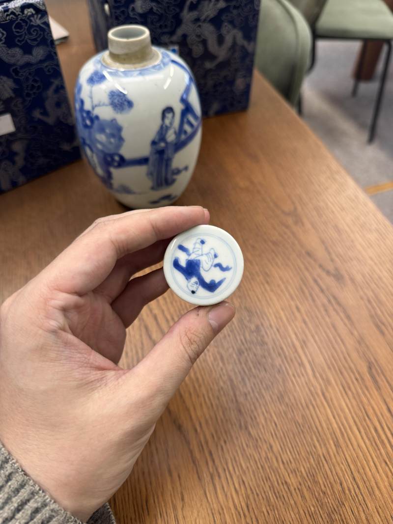 清康熙 青花仕女圖蓋罐一對 | Santos Collection | A pair of Chinese blue and white 'ladies' jars and covers, Qing dynasty, Kangxi period - 图18