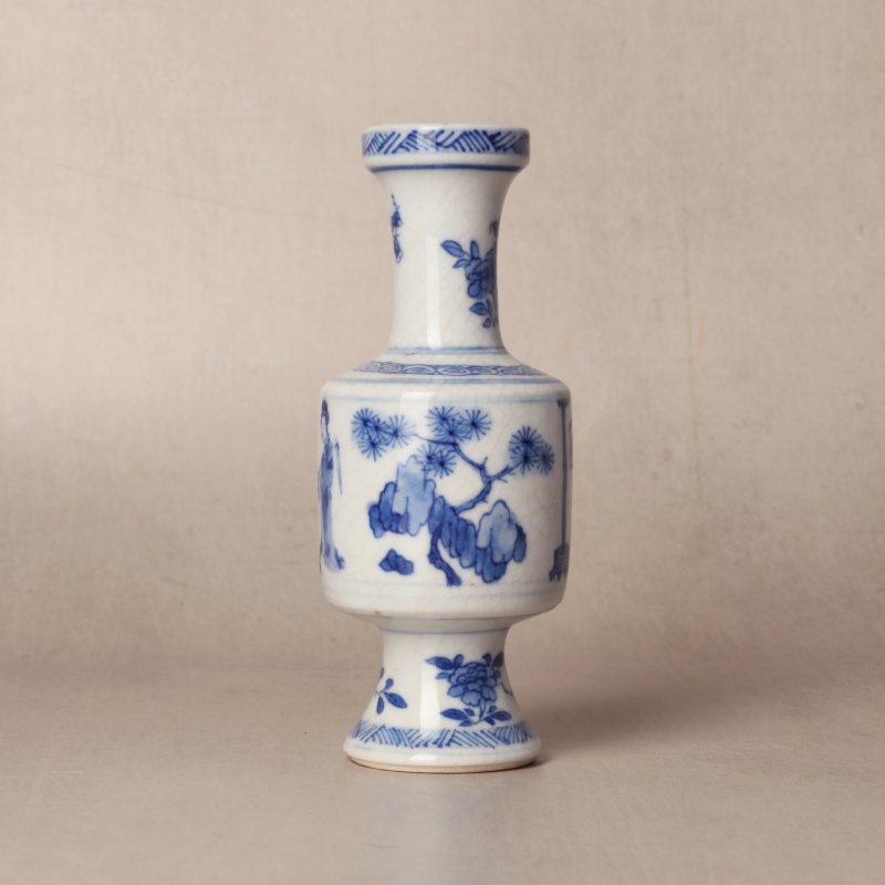 清康熙 漿胎青花仕女圖小瓶 | Santos Collection | A small Chinese soft-paste blue and white vase, Qing dynasty, Kangxi period - 图2
