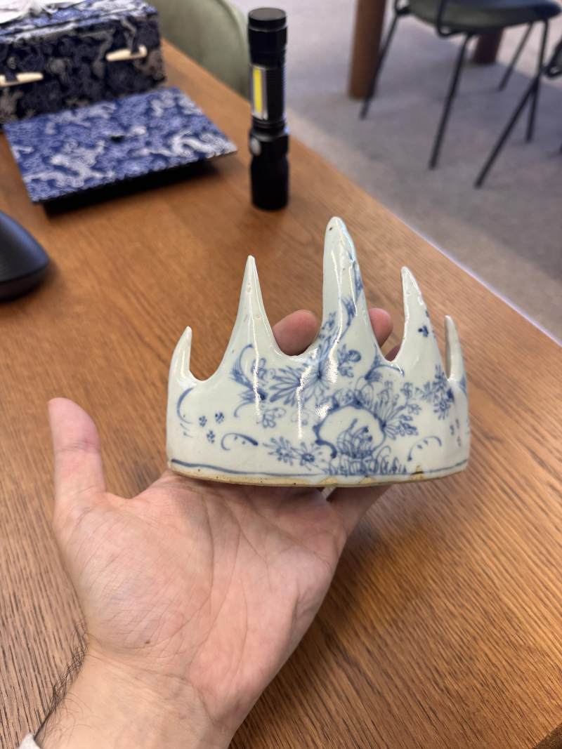 清康熙 青花花卉紋山形筆擱 | Santos Collection | A Chinese blue and white 'mountain' brush rest, Qing dynasty, Kangxi period - 图9