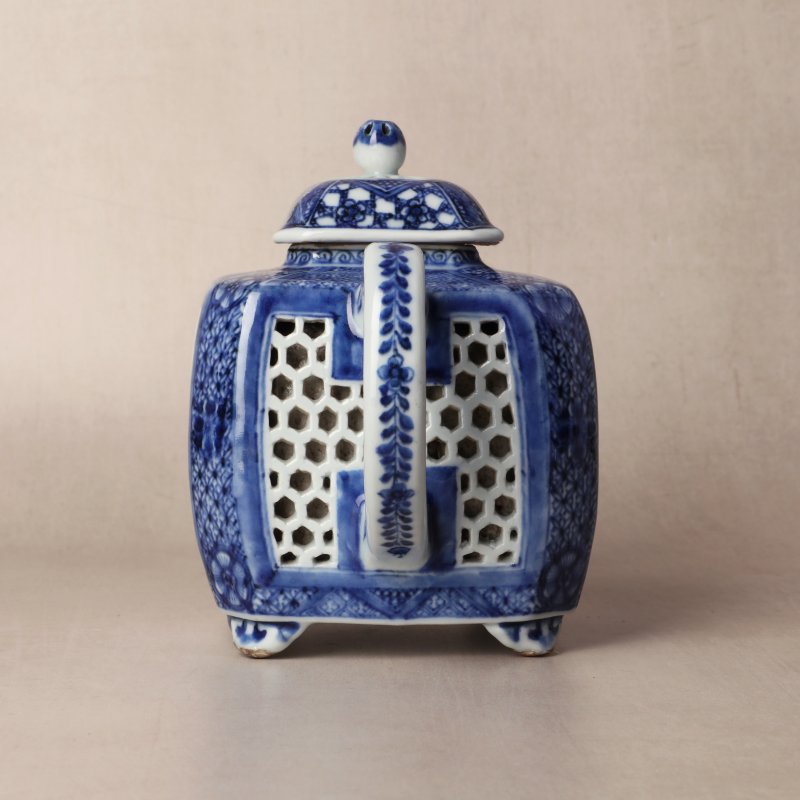 清乾隆 青花鏤空茶蓋壺 | Santos Collection | A Chinese export blue and white reticulated teapot and cover, Qing dynasty, Qianlong period - 图2