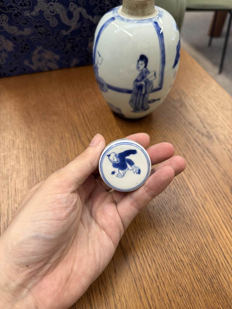 清康熙 青花仕女圖蓋罐一對 | Santos Collection | A pair of Chinese blue and white 'ladies' jars and covers, Qing dynasty, Kangxi period - 图8