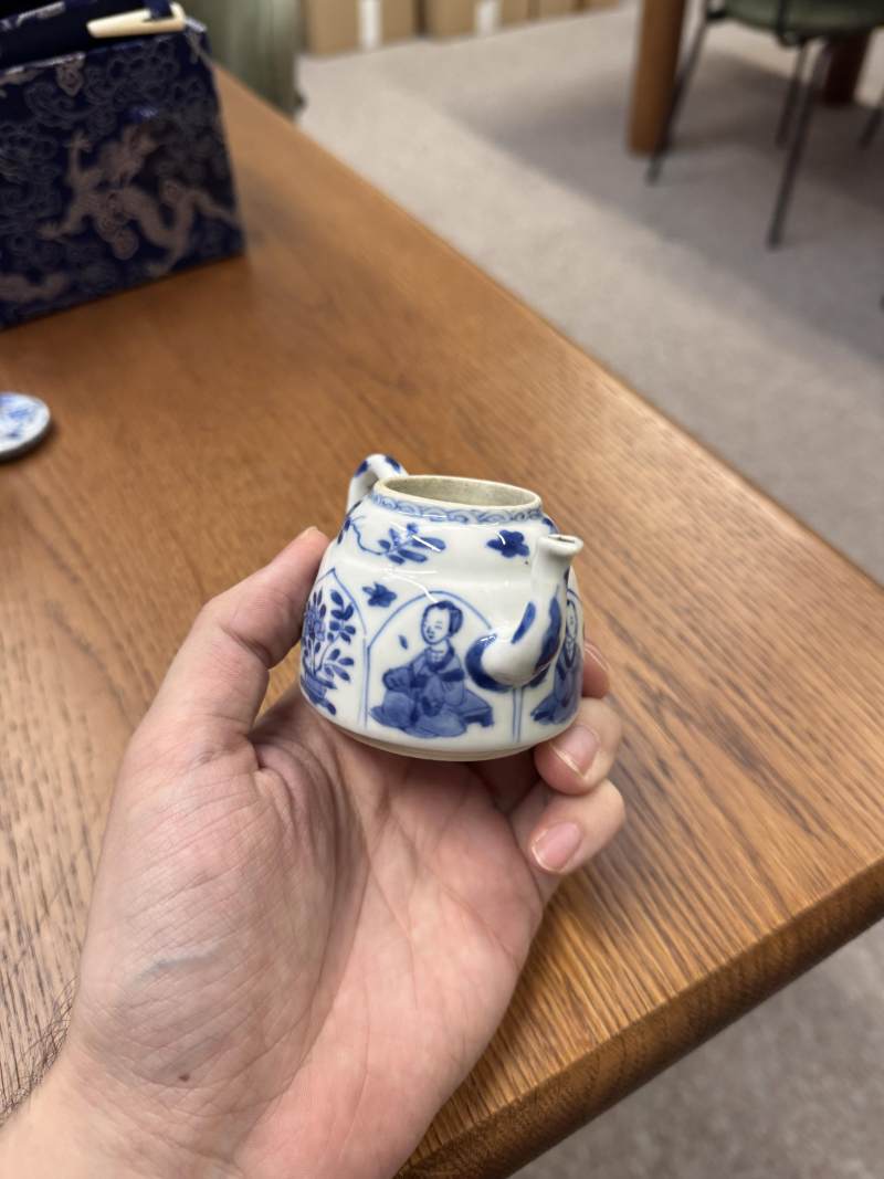 清康熙 青花花卉紋小茶蓋壺 《玉》款 | Santos Collection | A small Chinese blue and white 'blossoms' teapot and cover, Qing dynasty, Kangxi period - 图14