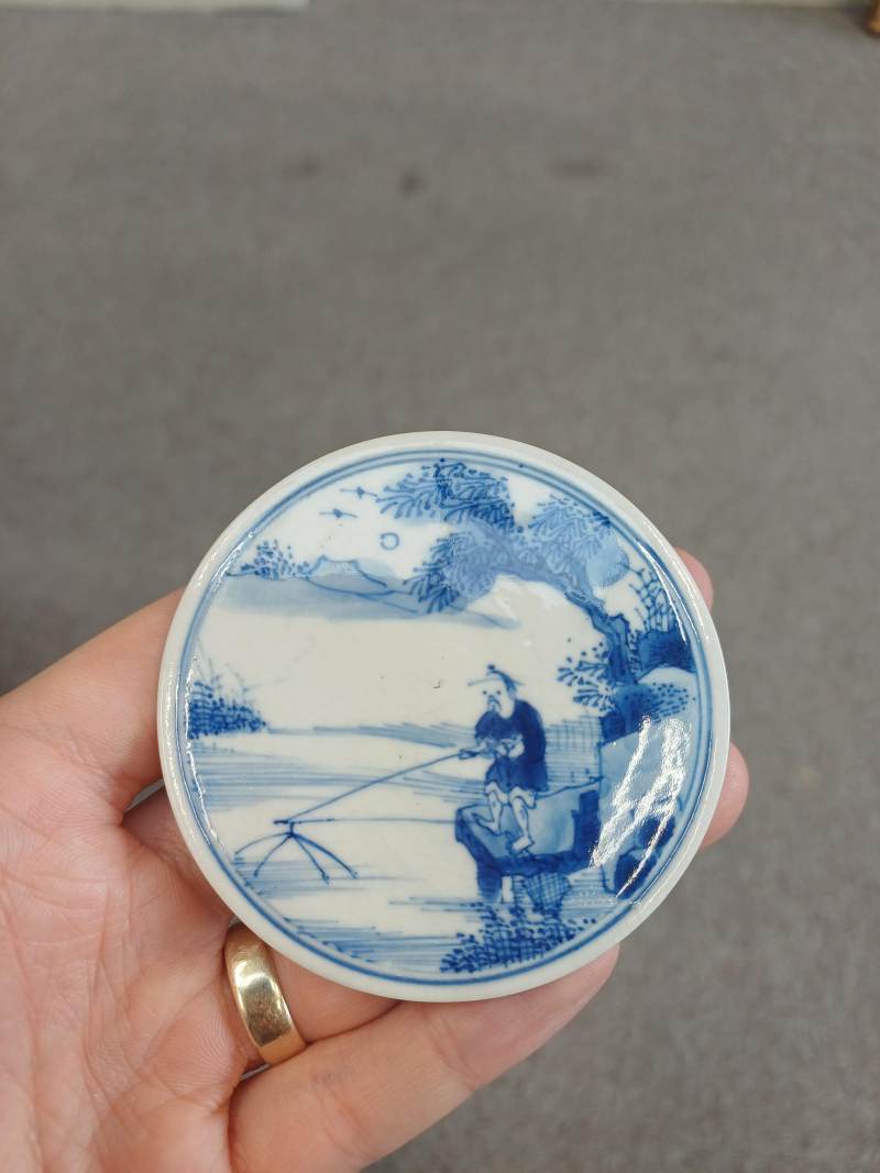 清康熙 漿胎青花樂釣圖蓋盒 | Santos Collection | A Chinese soft paste blue and white box and cover, Qing dynasty, Kangxi period - 图9