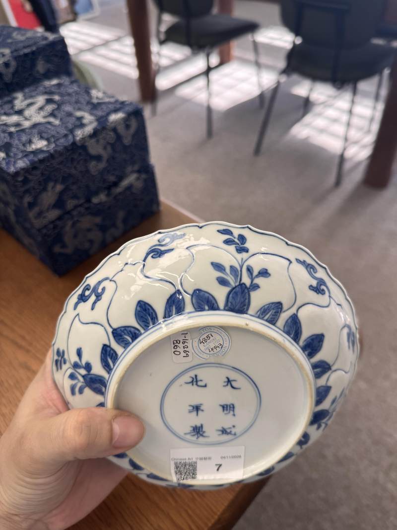 清康熙 青花模印仕女圖盤 《大明成化年製》款 | Santos Collection | A Chinese blue and white moulded 'ladies' dish, Qing dynasty, Kangxi period - 图10