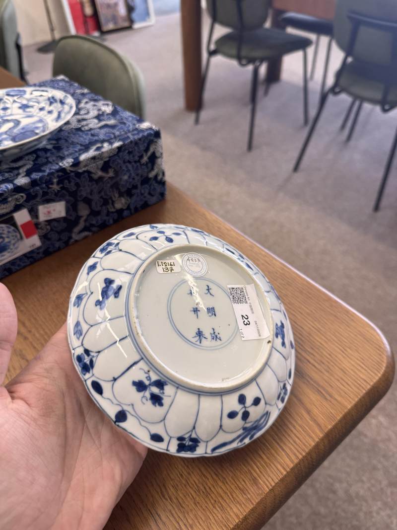 清康熙 青花躍龍紋盤一對 | Santos Collection | Two Chinese blue and white 'leaping dragon' dishes, Qing dynasty, Kangxi period - 图4