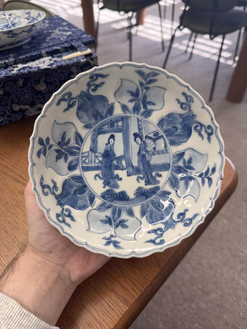 清康熙 青花模印仕女圖盤一對 《大明成化年製》款 | Santos Collection | A pair of Chinese blue and white moulded 'ladies' dishes, Qing dynasty, Kangxi period - 图16