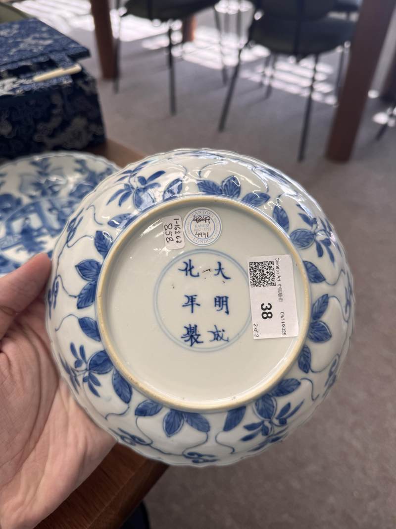 清康熙 青花模印仕女圖盤一對 《大明成化年製》款 | Santos Collection | A pair of Chinese blue and white moulded 'ladies' dishes, Qing dynasty, Kangxi period - 图6