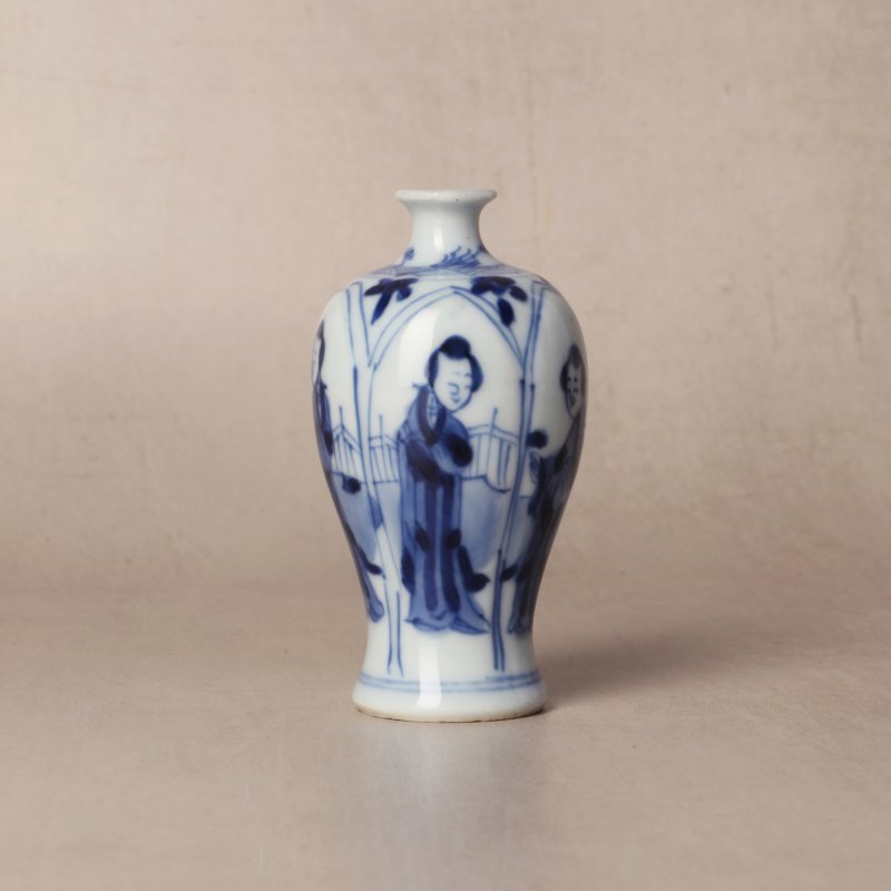 清康熙 青花仕女圖小瓶 | Santos Collection | A small Chinese blue and white 'ladies' vase, Qing dynasty, Kangxi period - 图1