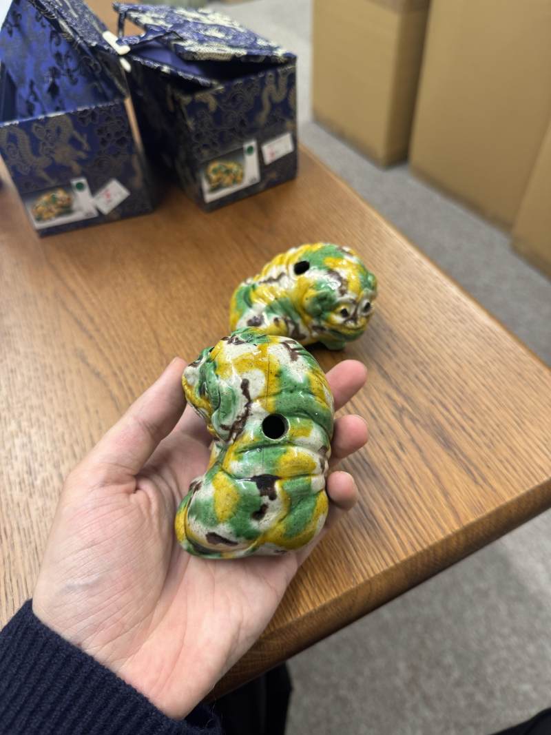 清康熙 卵白綠釉瑞獸像一對 | Santos Collection | A pair of Chinese egg and spinach-glazed 'mythical beast' figures, Qing dynasty, Kangxi period - 图22