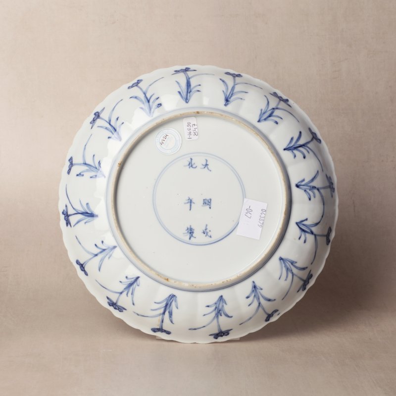 清康熙 青花狩獵圖盤 《大明成化年製》款 | Santos Collection | A Chinese blue and white 'hunting scene' dish, Qing dynasty, Kangxi period - 图2
