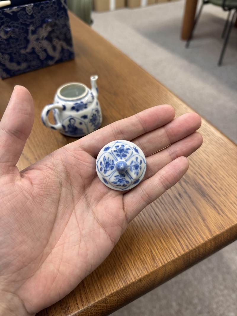 清康熙 青花花卉紋小茶蓋壺 《玉》款 | Santos Collection | A small Chinese blue and white 'blossoms' teapot and cover, Qing dynasty, Kangxi period - 图4