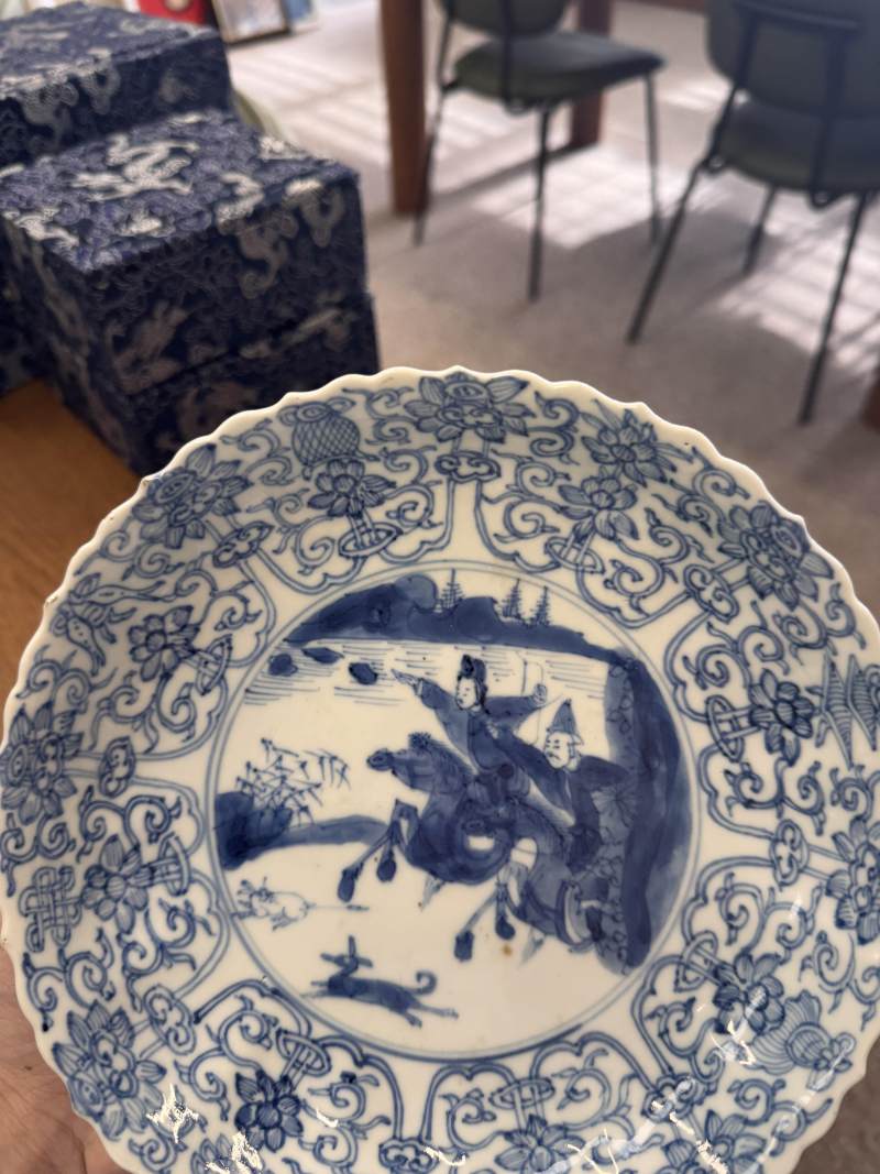 清康熙 青花狩獵圖盤 《大明成化年製》款 | Santos Collection | A Chinese blue and white 'hunting scene' dish, Qing dynasty, Kangxi period - 图3
