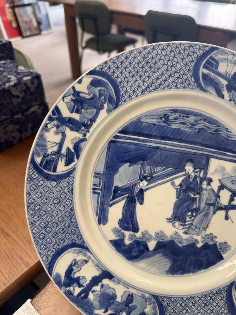 清康熙 青花人物圖盤 《大清康熙年製》款 | Santos Collection | A fine Chinese blue and white 'figural' dish, Qing dynasty, Kangxi mark and of the period - 图12