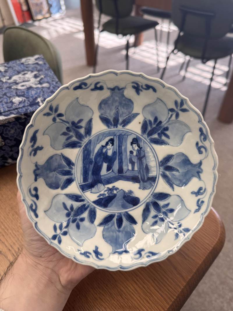 清康熙 青花模印仕女圖盤一對 | Santos Collection | Two Chinese blue and white moulded 'ladies' dishes, Qing dynasty, Kangxi period - 图17
