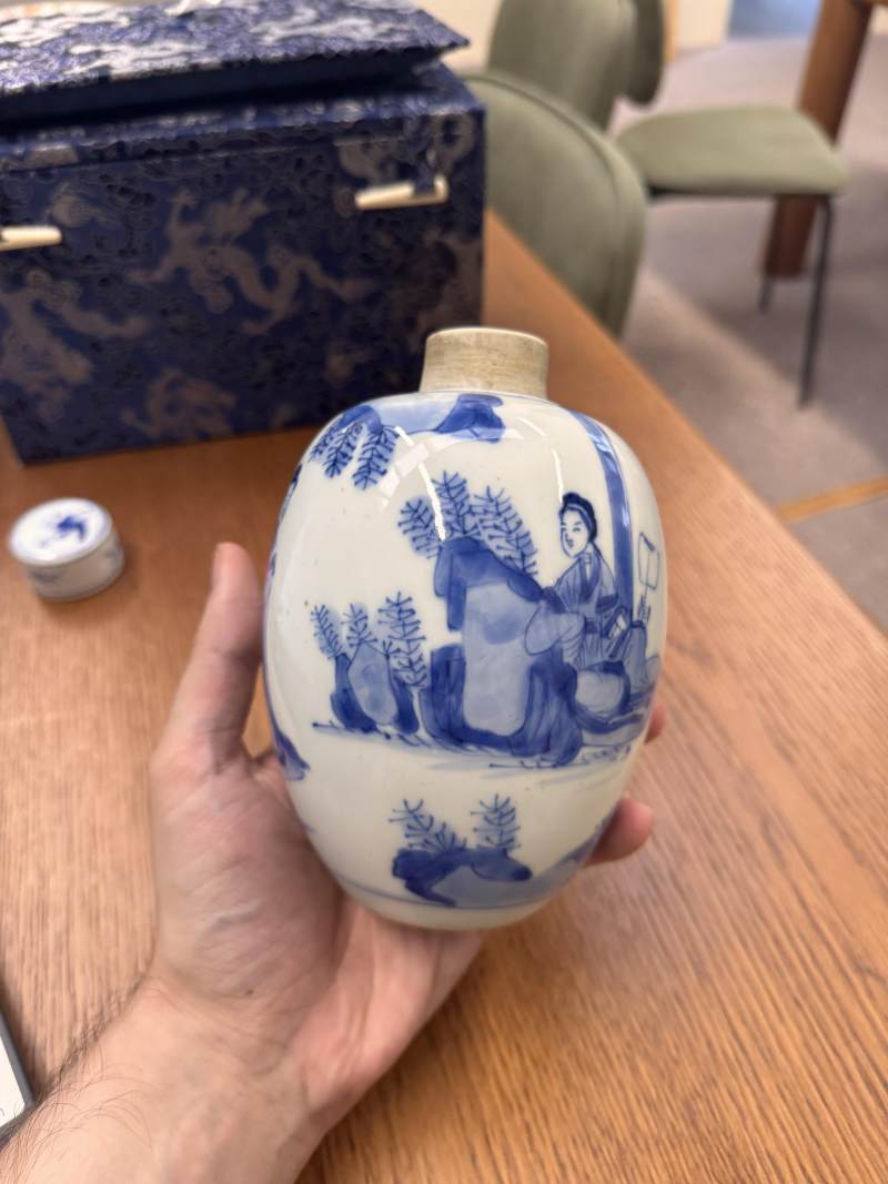 清康熙 青花仕女圖蓋罐一對 | Santos Collection | A pair of Chinese blue and white 'ladies' jars and covers, Qing dynasty, Kangxi period - 图40