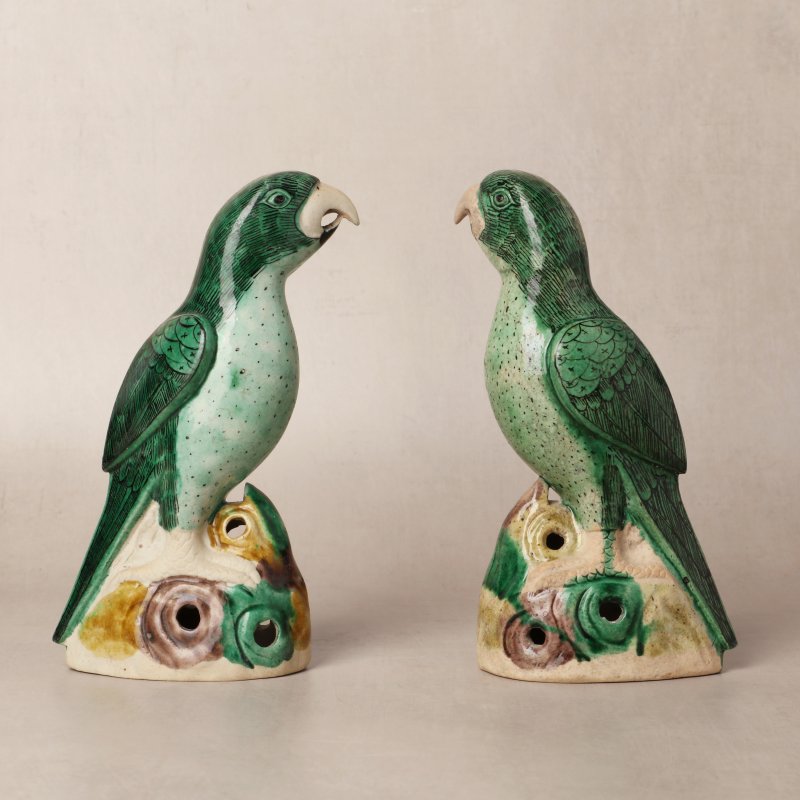 清康熙 素三彩鸚鵡擺件一對 | A pair of Chinese famille-verte biscuit parrot figures, Qing dynasty, Kangxi period - 图4