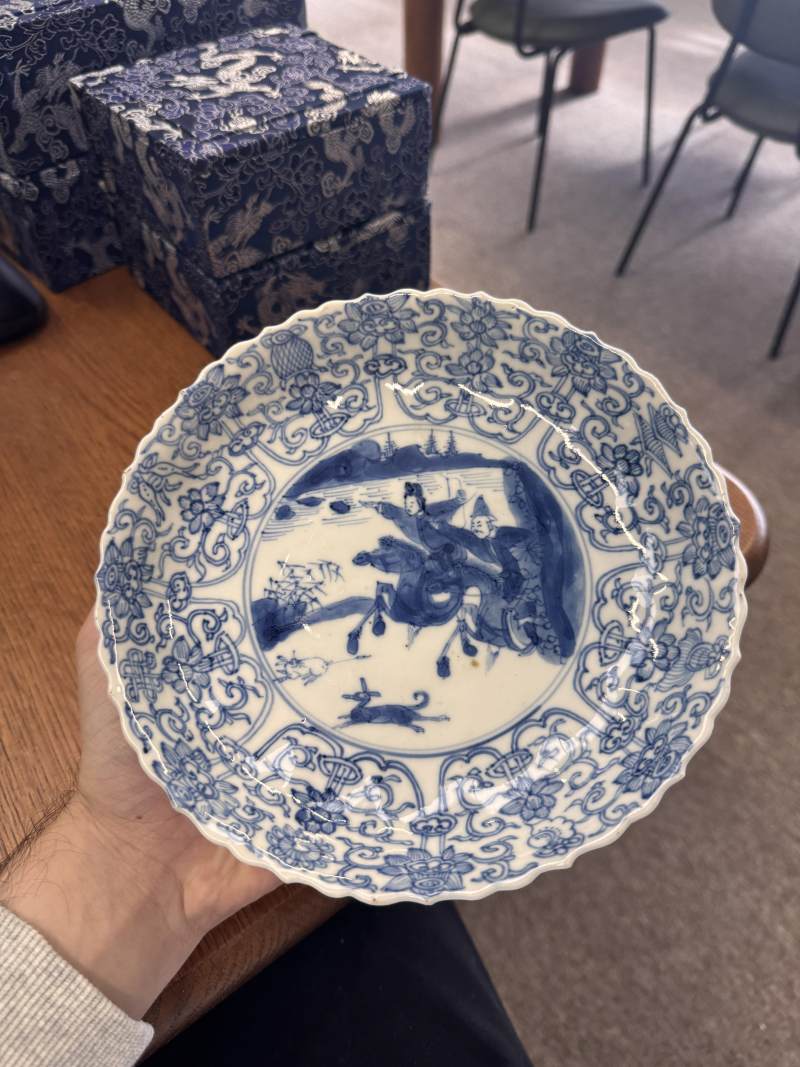 清康熙 青花狩獵圖盤 《大明成化年製》款 | Santos Collection | A Chinese blue and white 'hunting scene' dish, Qing dynasty, Kangxi period - 图7