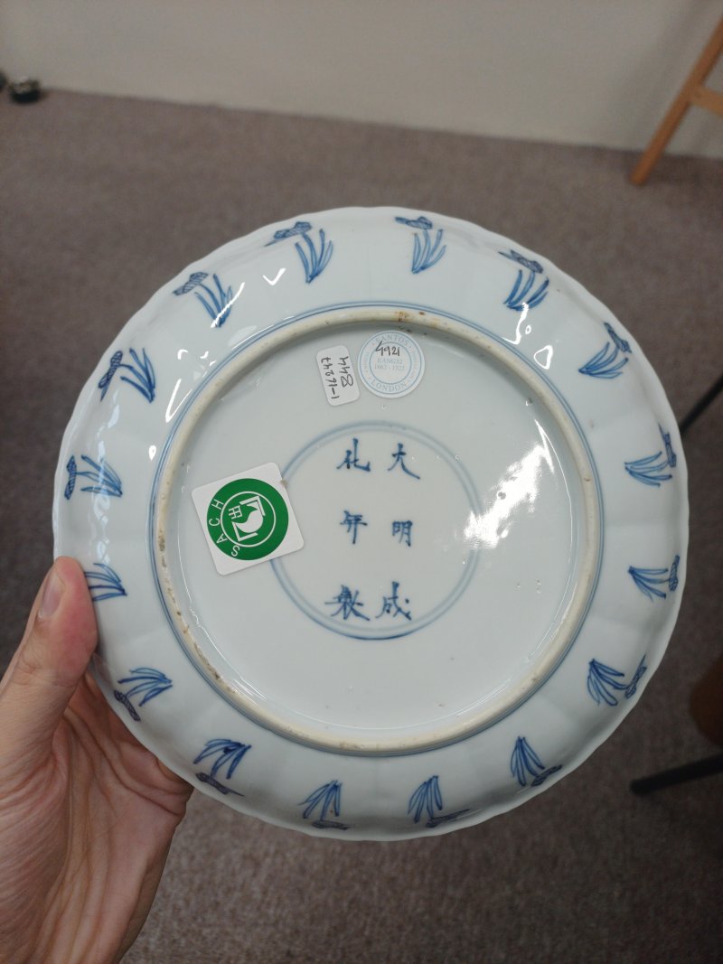 清康熙 青花狩獵圖盤 《大明成化年製》款 | Santos Collection | A Chinese blue and white 'hunting scene' dish, Qing dynasty, Kangxi period - 图7