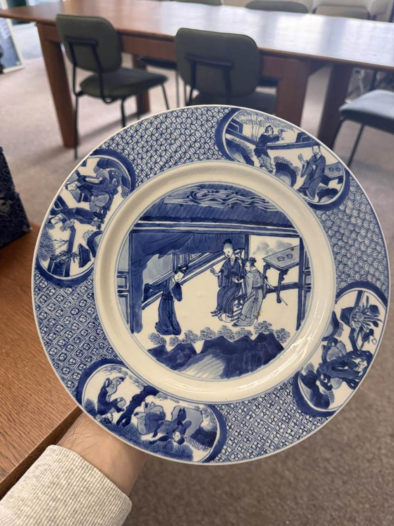 清康熙 青花人物圖盤 《大清康熙年製》款 | Santos Collection | A fine Chinese blue and white 'figural' dish, Qing dynasty, Kangxi mark and of the period - 图2
