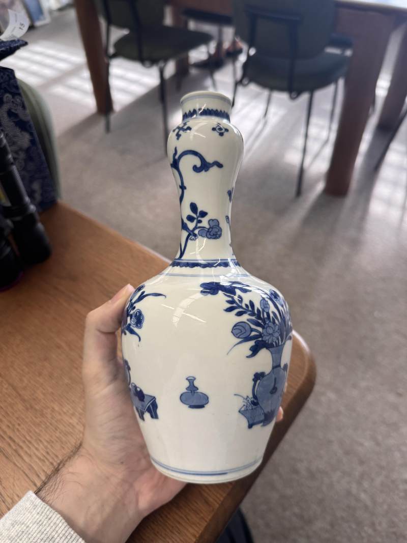 清康熙 青花花卉紋蒜頭瓶 | Santos Collection | A Chinese blue and white garlic-mouth vase, Qing dynasty, Kangxi period - 图5