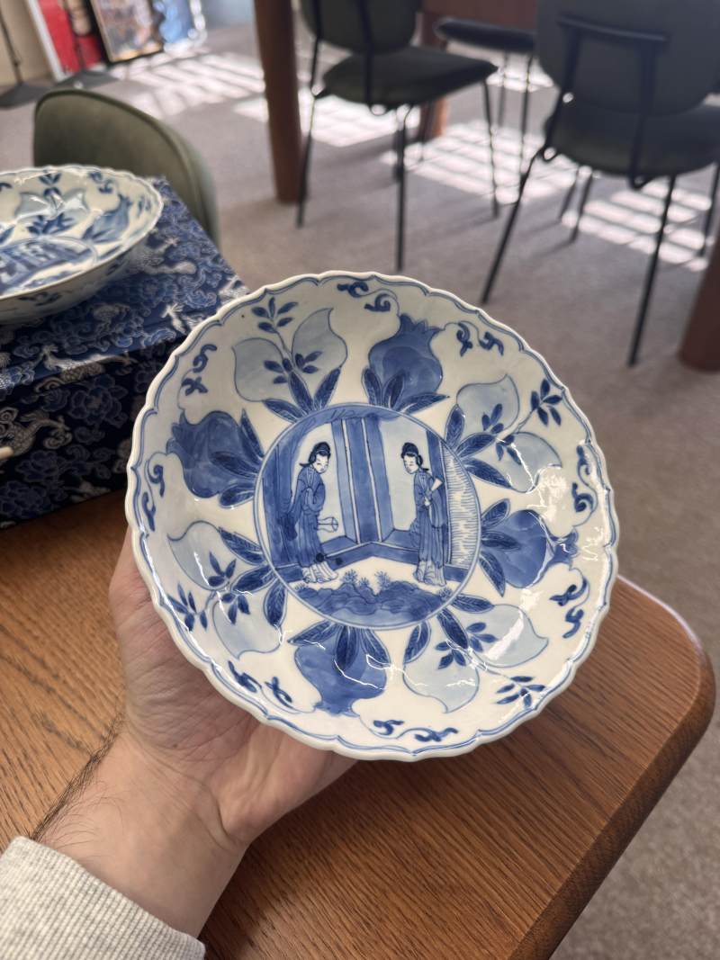 清康熙 青花模印仕女圖盤一對 | Santos Collection | Two Chinese blue and white moulded 'ladies' dishes, Qing dynasty, Kangxi period - 图7