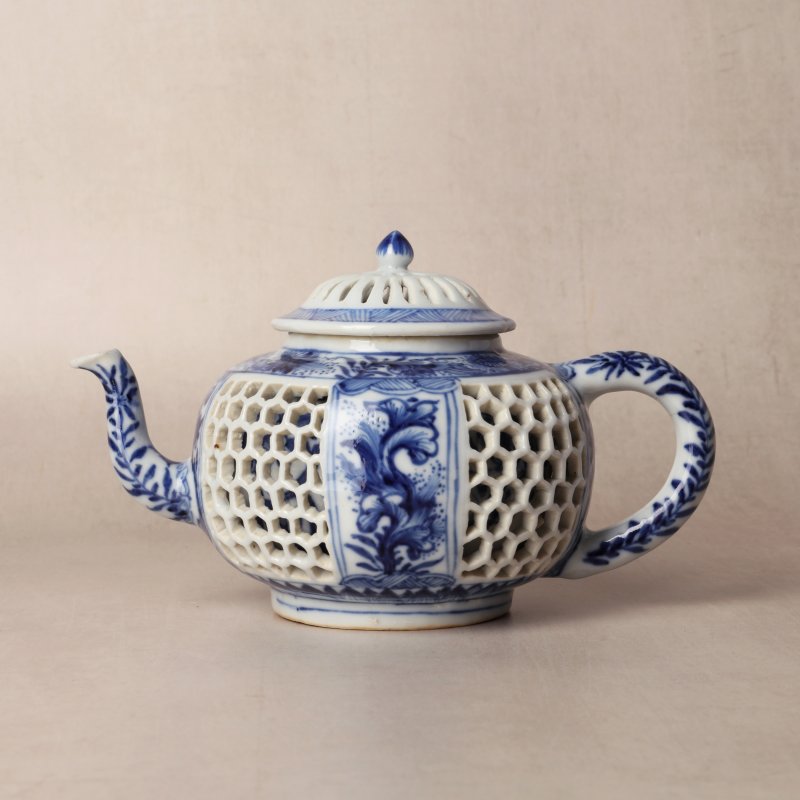 清康熙 青花鏤空花卉紋茶蓋壺 | Santos Collection | A Chinese blue and white reticulated teapot and cover, Qing dynasty, Kangxi period - 图1