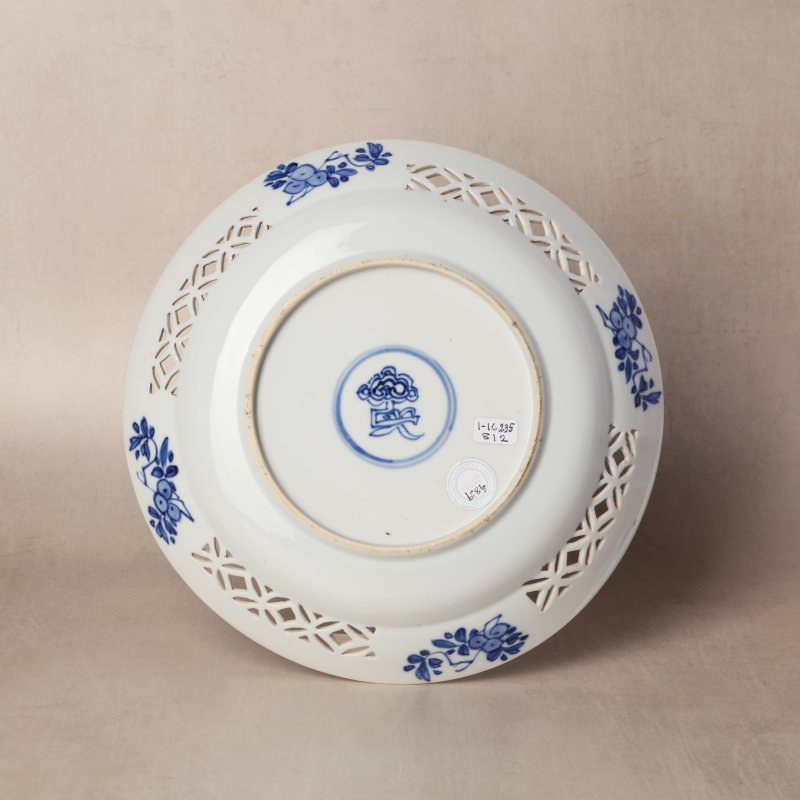 清康熙 青花鏤空花卉紋盤 | Santos Collection | A Chinese blue and white 'floral' reticulated dish, Qing dynasty, Kangxi period - 图2