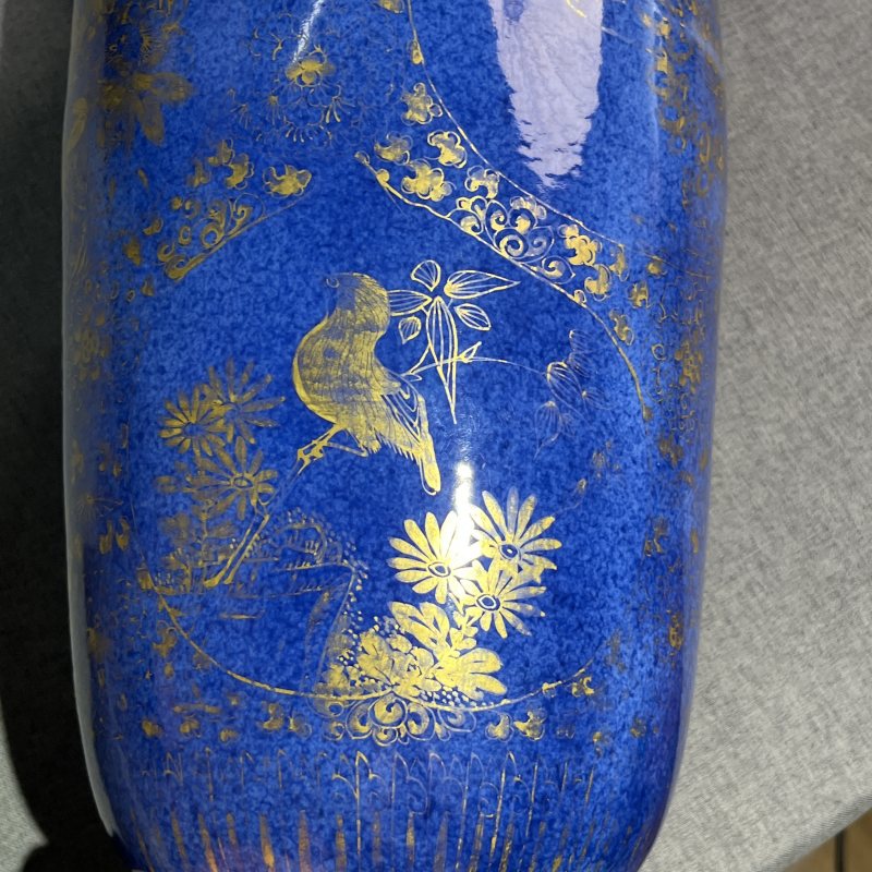 清康熙洒蓝描金开光花卉纹棒槌瓶 - 图5