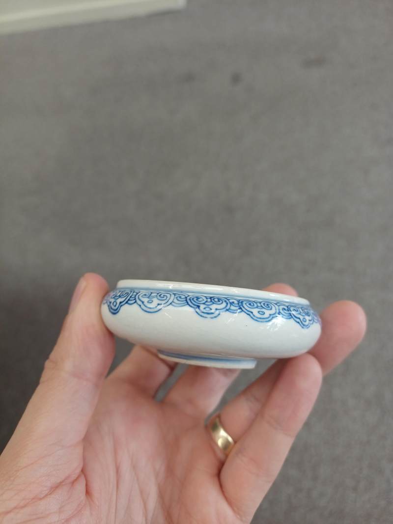 清康熙 漿胎青花樂釣圖蓋盒 | Santos Collection | A Chinese soft paste blue and white box and cover, Qing dynasty, Kangxi period - 图10