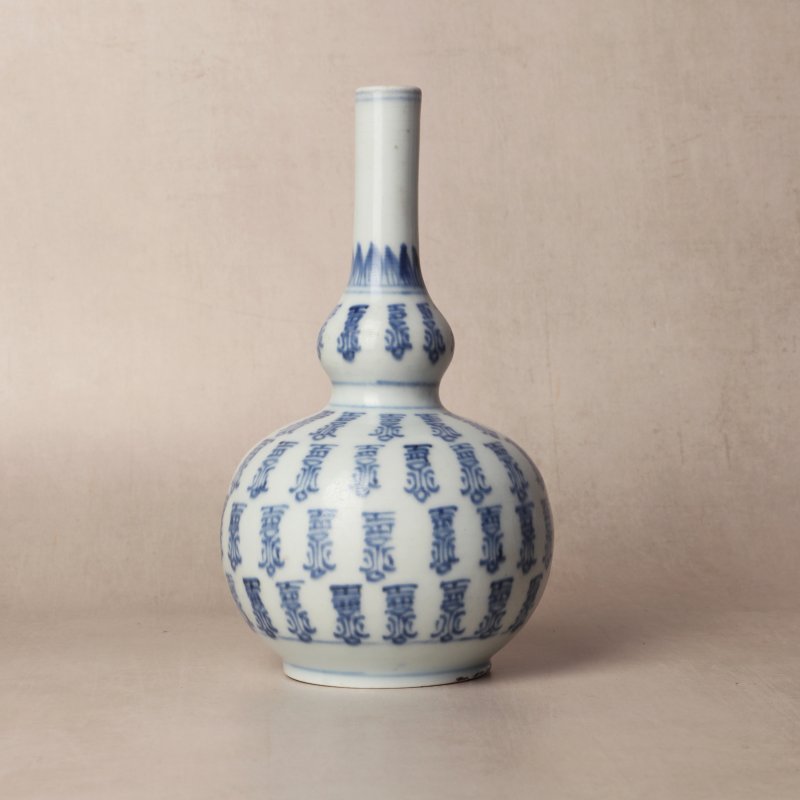 清康熙 青花壽字葫蘆瓶 | Santos Collection | A Chinese blue and white double-gourd 'shou' vase, Qing dynasty, Kangxi period - 图8