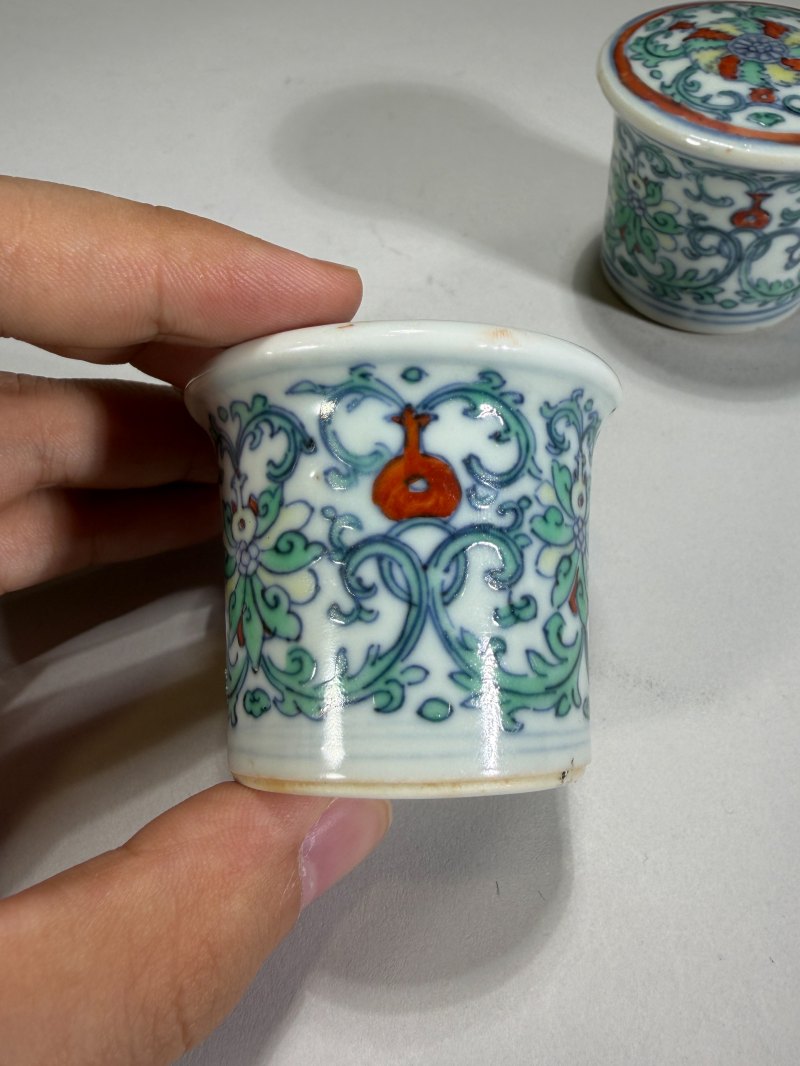 清雍正 斗彩缠枝花卉纹轴头一对 - 图4
