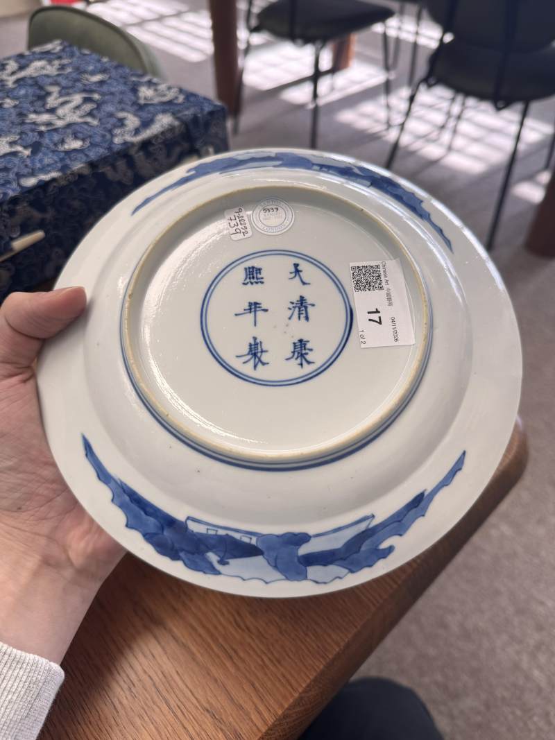 清康熙 青花仕女圖盤一對 《大清康熙年製》款 | Santos Collection | A pair of Chinese blue and white 'ladies' dishes, Qing dynasty, Kangxi mark and of the period - 图3