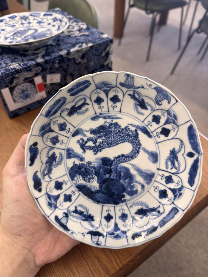 清康熙 青花躍龍紋盤一對 | Santos Collection | Two Chinese blue and white 'leaping dragon' dishes, Qing dynasty, Kangxi period - 图10