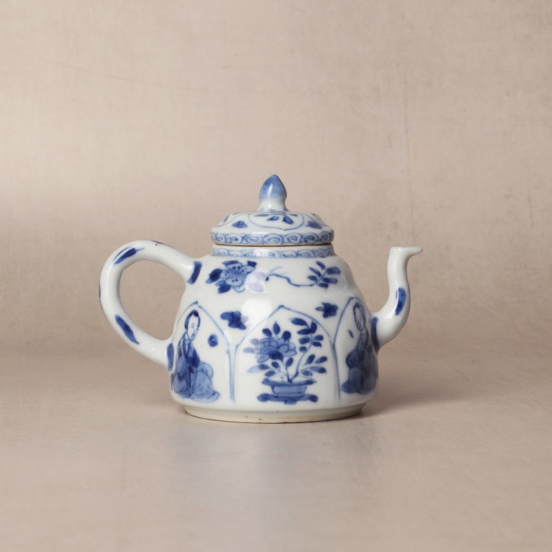清康熙 青花花卉紋小茶蓋壺 《玉》款 | Santos Collection | A small Chinese blue and white 'blossoms' teapot and cover, Qing dynasty, Kangxi period - 图10