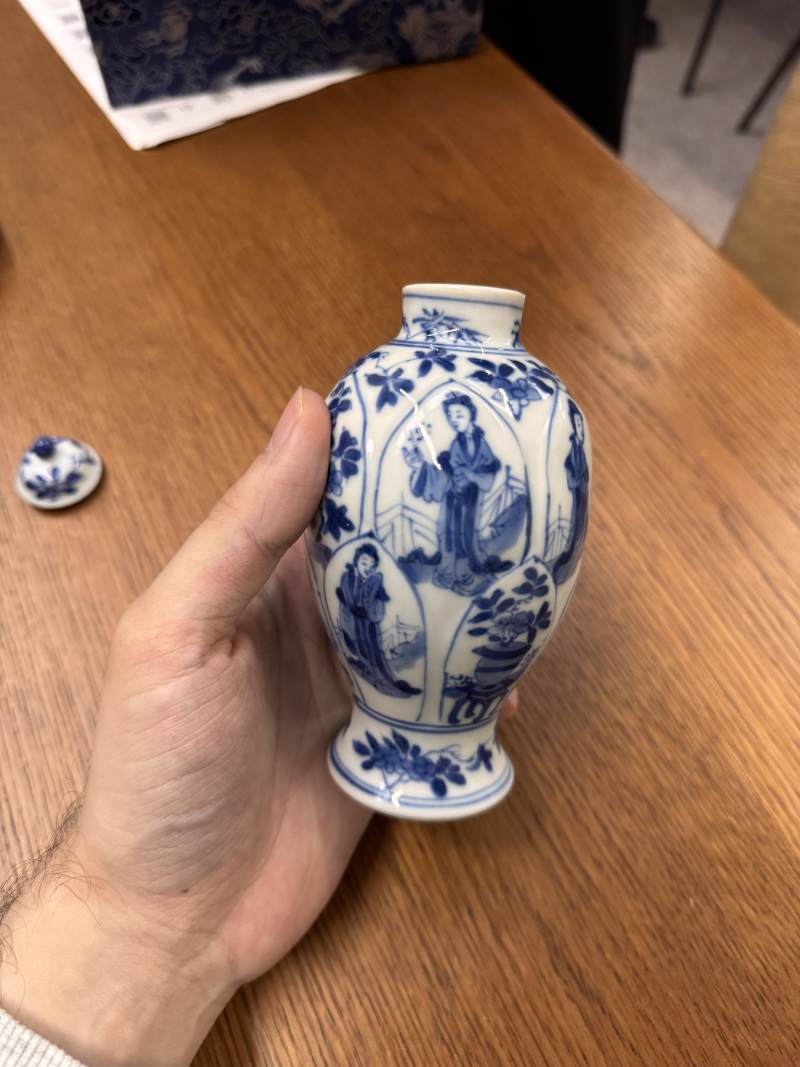 清康熙 青花仕女圖蓋罐 | Santos Collection | A Chinese blue and white 'ladies' jar and cover, Qing dynasty, Kangxi period - 图4