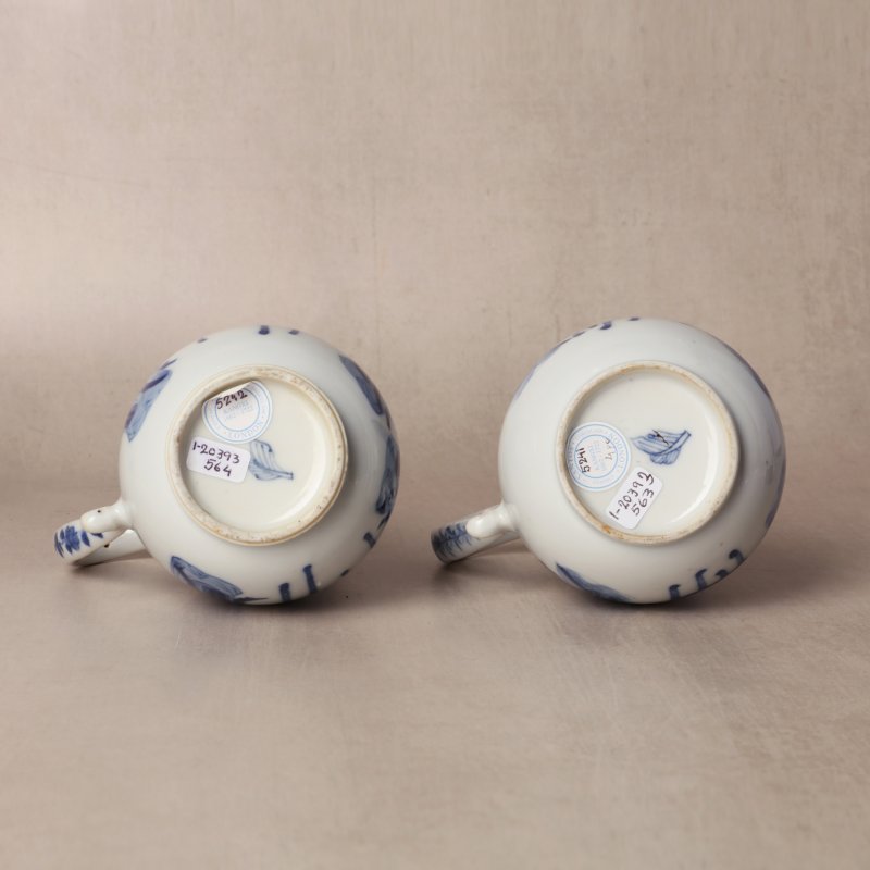 清康熙 青花仕女圖芥末蓋罐一對 | Santos Collection | A pair of Chinese blue and white 'ladies' mustard pots and covers, Qing dynasty, Kangxi period - 图5