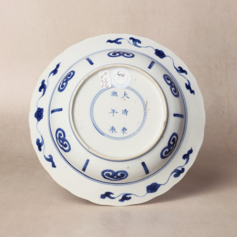 清康熙 青花長衣秀女圖盌一對 《大清康熙年製》款 | Santos Collection | A pair of Chinese blue and white 'Long Eliza' bowls, Qing dynasty, Kangxi mark and period - 图12