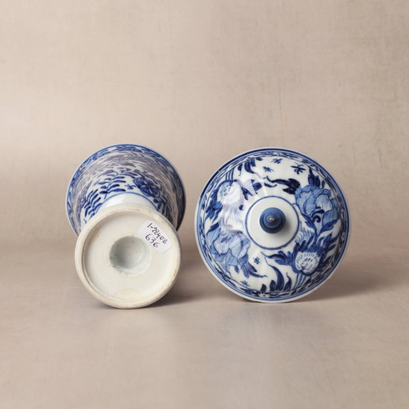 清康熙 青花花卉紋高足蓋盃 | Santos Collection | A Chinese blue and white goblet and cover, Qing dynasty, Kangxi period - 图18