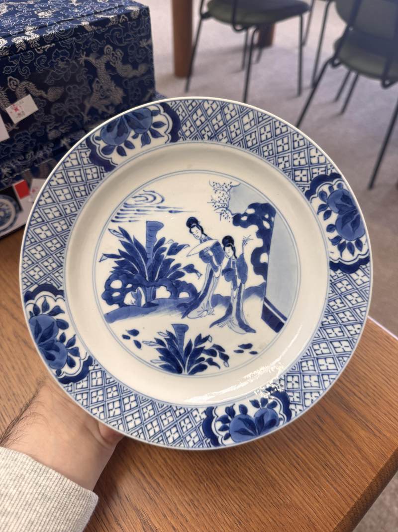 清康熙 青花仕女圖盤 《大清康熙年製》款 | Santos Collection | A Chinese blue and white 'ladies' dish, Qing dynasty, Kangxi mark and of the period - 图4
