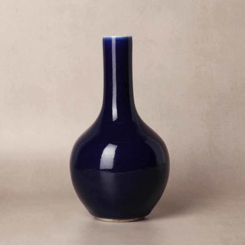 清十八世紀 祭藍釉直頸瓶 | Santos Collection | A Chinese monochrome sacrificial-blue bottle vase, Qing dynasty, 18th century - 图1