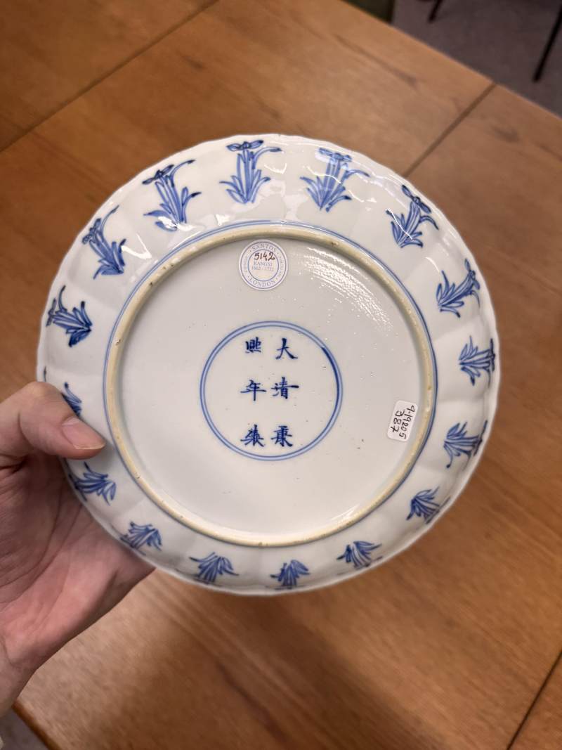 清康熙 青花人物故事圖盤 《大清康熙年製》款 | Santos Collection | A Chinese blue and white 'figural' dish, Qing dynasty, Kangxi period - 图3