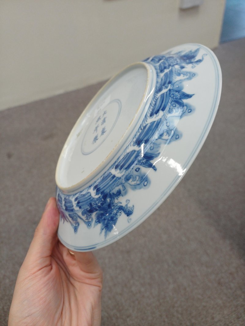 清康熙 青花龍鯉躍龍門圖盤 《大清康熙年製》款 | Santos Collection | A Chinese blue and white 'dragon and carp' dish, Qing dynasty, Kangxi mark and of the period - 图15