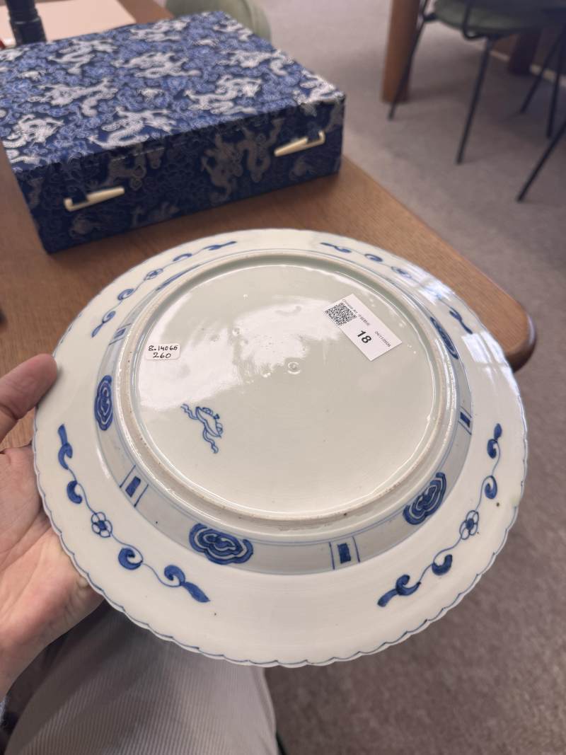 清康熙 青花嬰戲仕女圖盤 | Santos Collection | A Chinese blue and white 'figural' dish, Qing dynasty, Kangxi period - 图3