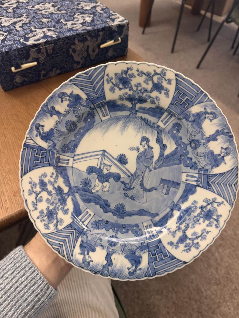 清康熙 青花嬰戲仕女圖盤 | Santos Collection | A Chinese blue and white 'figural' dish, Qing dynasty, Kangxi period - 图13