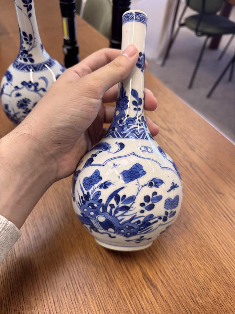 清康熙 青花花卉紋直頸瓶一對 | Santos Collection | A pair of Chinese blue and white bottle vases, Qing dynasty, Kangxi period - 图15