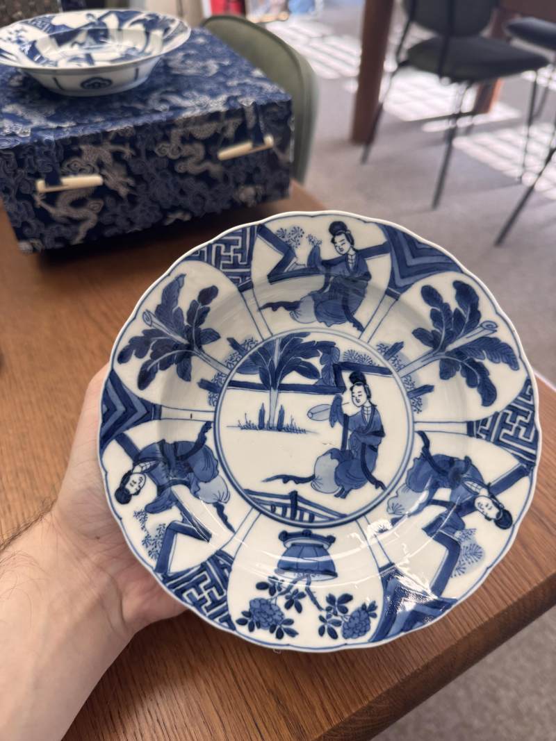 清康熙 青花長衣秀女圖盌一對 《大清康熙年製》款 | Santos Collection | A pair of Chinese blue and white 'Long Eliza' bowls, Qing dynasty, Kangxi mark and period - 图2