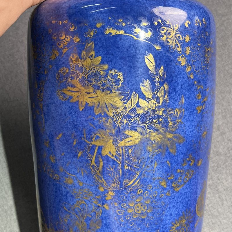 清康熙洒蓝描金开光花卉纹棒槌瓶 - 图6