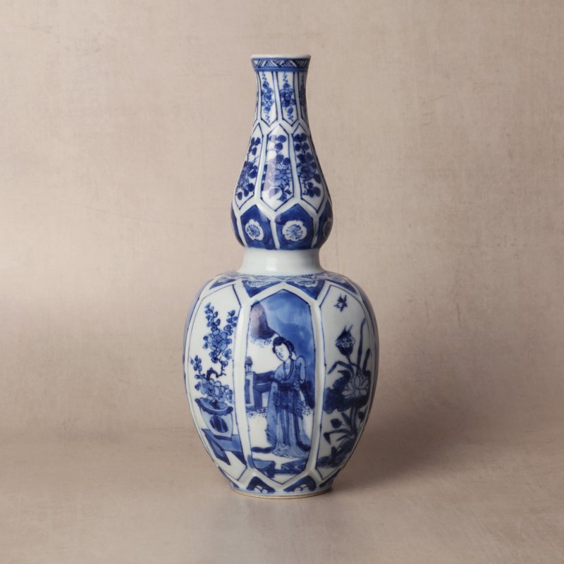 清康熙 青花仕女嬰戲圖瓶 | Santos Collection | A Chinese blue and white 'ladies and boy' vase, Qing dynasty, Kangxi period - 图4